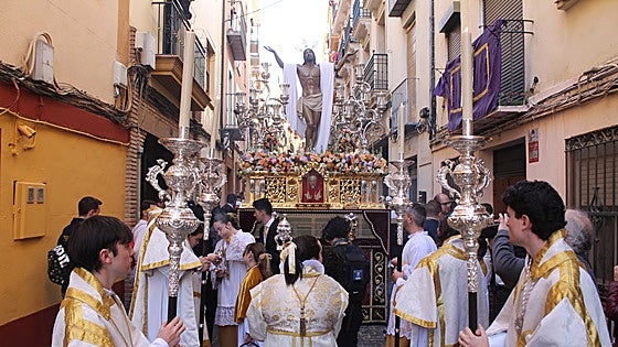 El Resucitado llena de luz y esperanza las calles en un Domingo de plena celebración