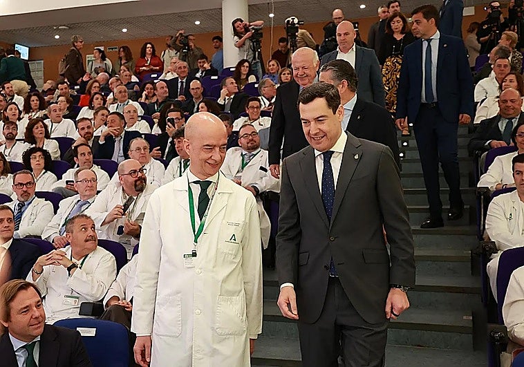 Juanma Moreno exalta a los sanitarios y Amama entra en campaña en un acto del PSOE