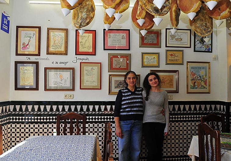 Una familia de Trevélez muestra en su restaurante las obras que le regaló Paco Martínmorales