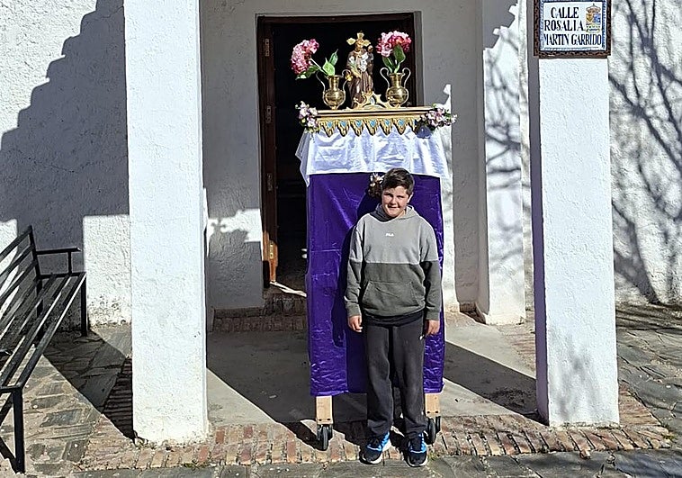 El único niño de un pueblo de Granada saca una procesión: «Me hace ilusión que la gente venga»