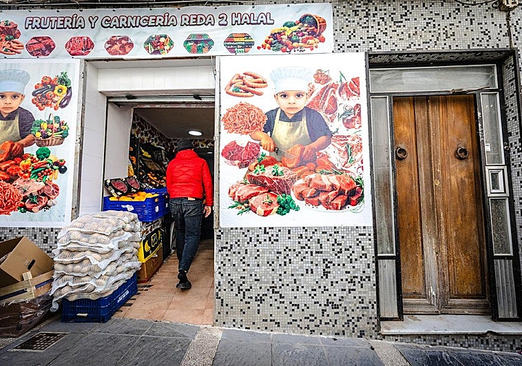 Trabajador de la frutería atacada en Montefrío: «Nos culpan a todos los marroquíes y ni lo conocemos»