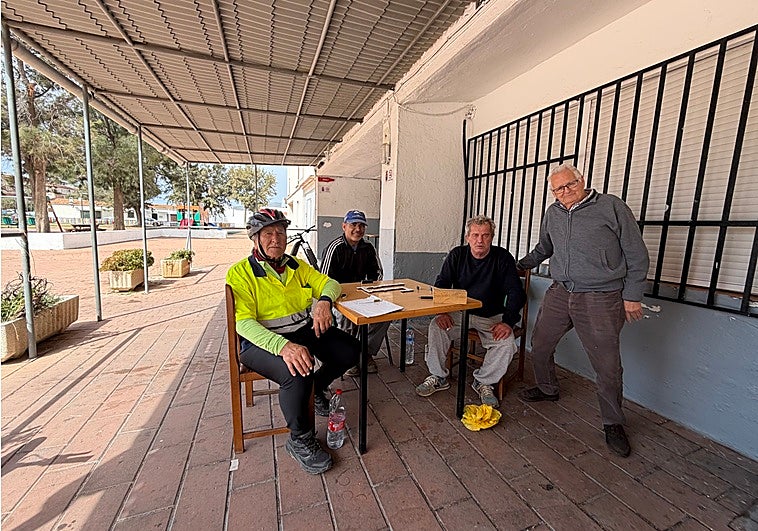 «Los ancianos llevamos una semana jugando a las cartas y al dominó en la calle»