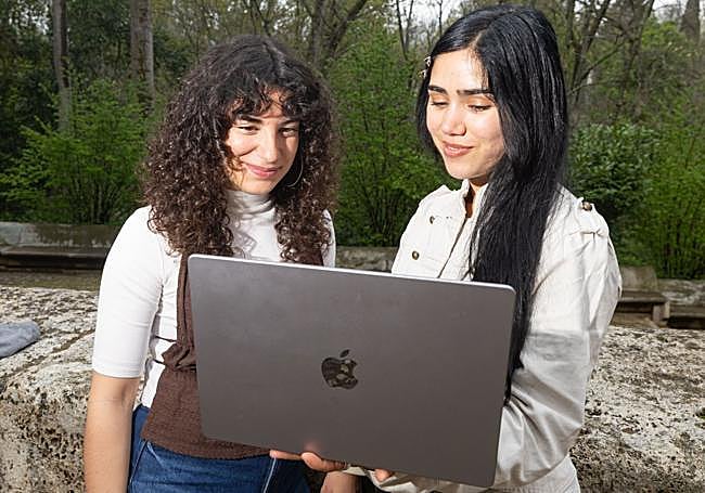 Claudia Arenas y Lucía Selva, revisando el calendario de las jornadas.