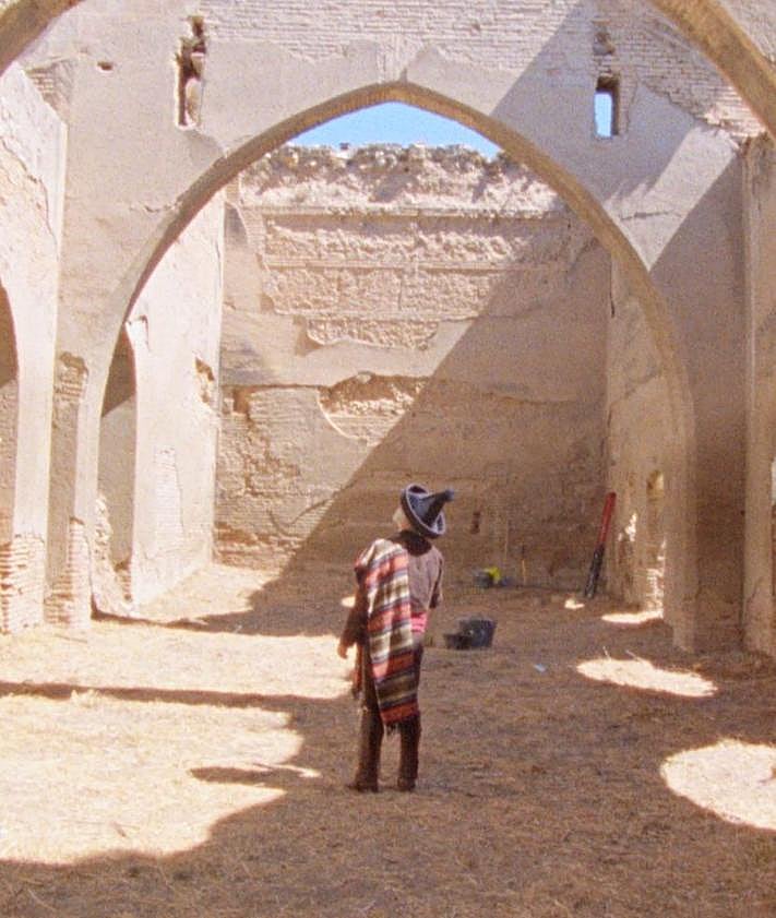 Imagen secundaria 2 - Escenas de la película 'Quién vio los templos caer'.