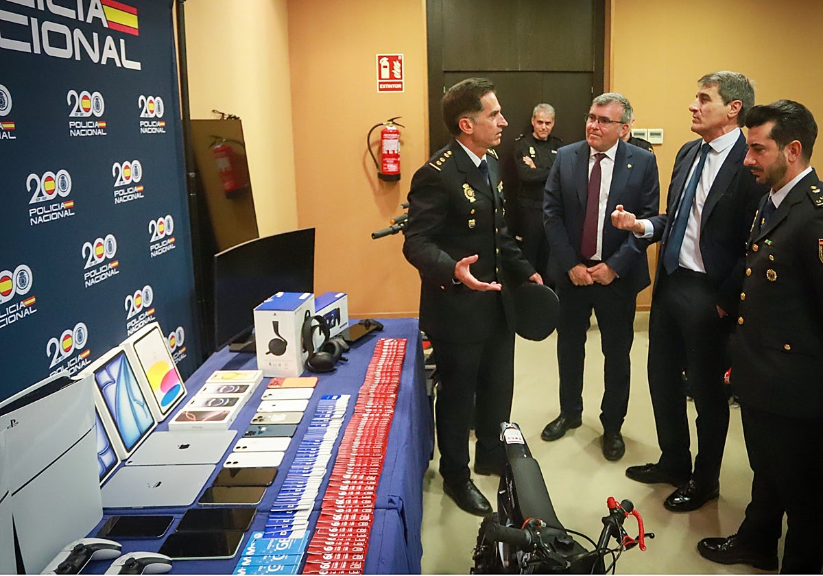 Cae una red que usó el DNI de más de 300 granadinos para pedir préstamos y comprar desde iPhone a colchones