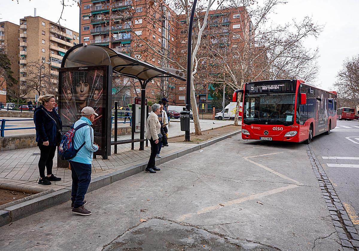 El Ayuntamiento quiere recuperar por completo la línea N5 con escolta en los puntos «sensibles»