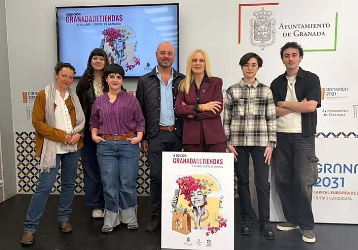 El centro de Granada se va de tiendas: escaparates decorados, rutas teatralizadas y actuaciones