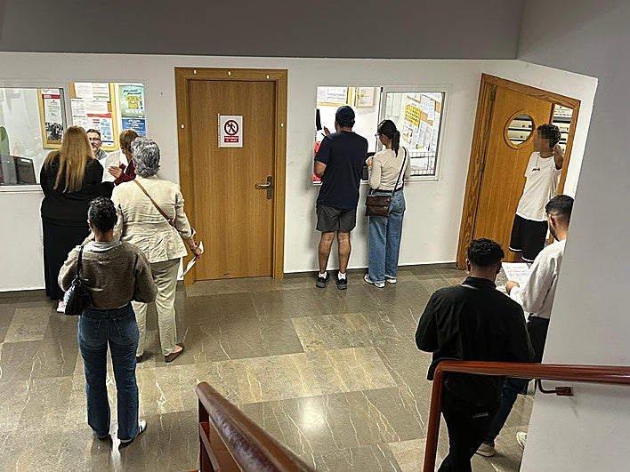 Granada exige al Gobierno ayuda para la regularización: Un solo centro gestiona hasta 150 peticiones diarias