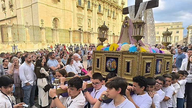 Fe en miniatura: la ilusión infantil llena de vida las Cruces de Mayo de Jaén