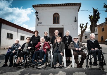 De izquierda a derecha, de abajo a arriba: Encarnación García, Trinidad García, Josefa Avilés, Antonia Fernández, José López, Emilia Avilés, Carmen Martos, Victoria Rodríguez, Encarnación García y Encarnación Rodríguez.
