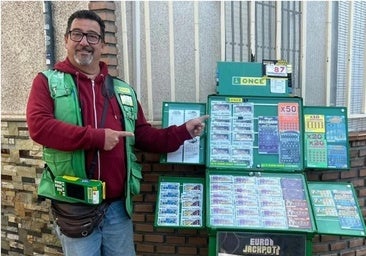 El vendedor de la ONCE Federico Alonso, en su puesto de Huétor Vega