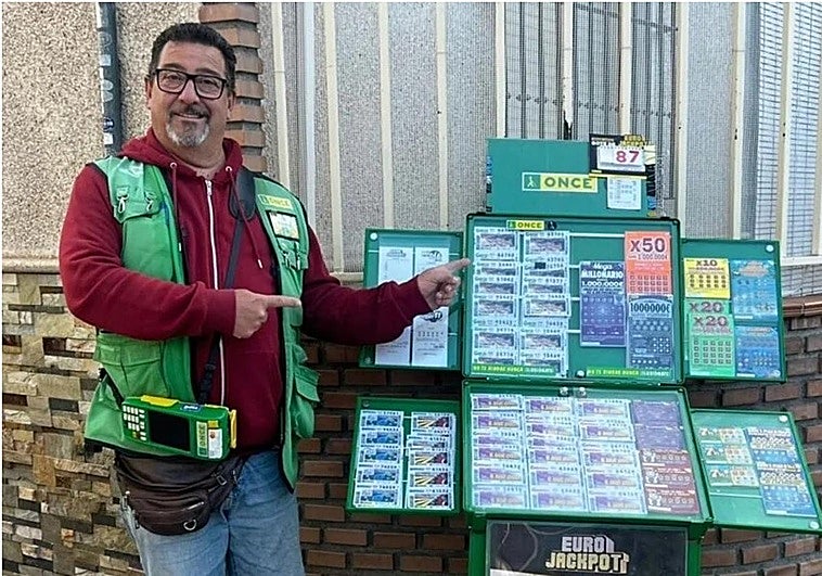 El vendedor de la ONCE Federico Alonso, en su puesto de Huétor Vega