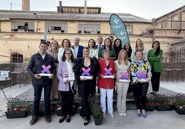 Foto de familia de las galardonadas en los Premios al Emprendimiento y Liderazgo Femenino, en Motril.
