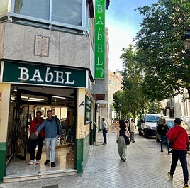 Fachada de la librería Babel, donde sobre la entrada principal hay un azulejo con unos versos de Lorca.