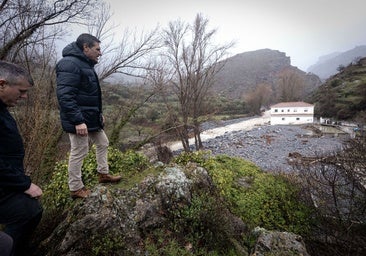 El delegado del Gobierno observa los daños causados por el desbordamiento del río Aguas Blancas en la piscifactoría de Pinos Genil.