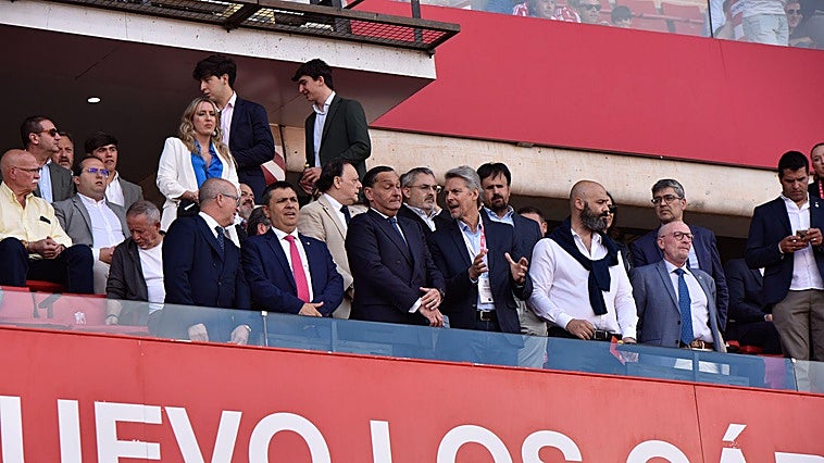 Palco de Los Cármenes durante el partido.