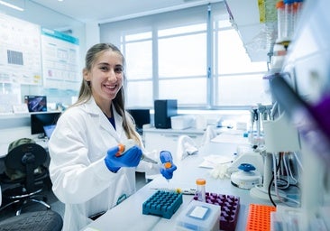 La joven investigadora Andrea Serrano, en su lugar de trabajo en Genyo, en el PTS.