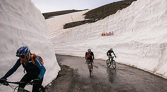 Las paredes de nieve de Cauchiles 'protagonizan' la Cicloturista al Veleta 2026