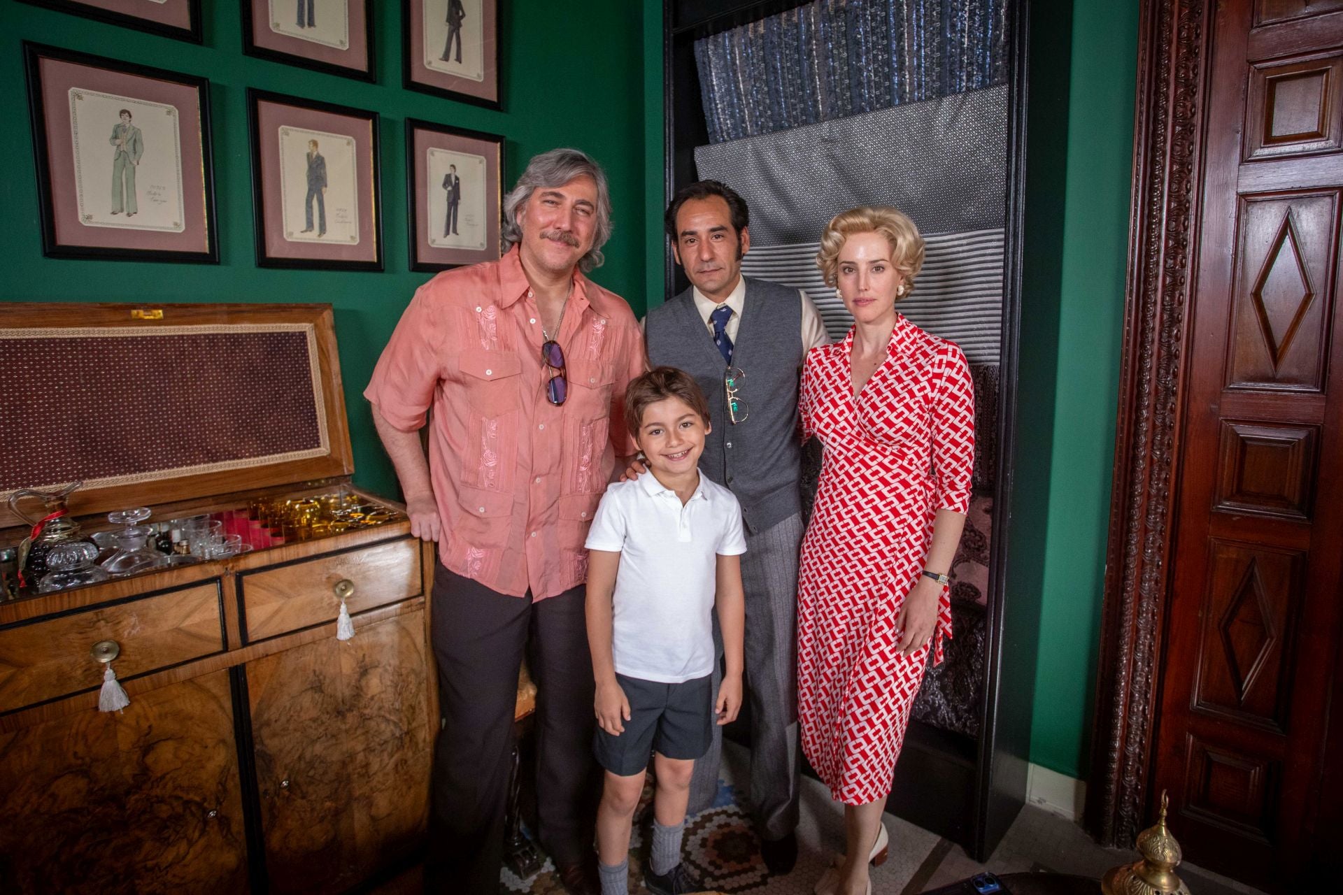 Alberto Ammann, Jesús Carroza, Natalia de Molina y el pequeño Mateo Casado, la familia protagonista de 'El sastre del rey'.