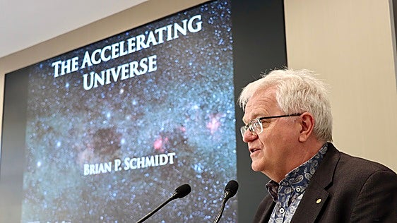 Schmidt: «La historia de cómo entendemos el cosmos en la actualidad se remonta a unos cien años»