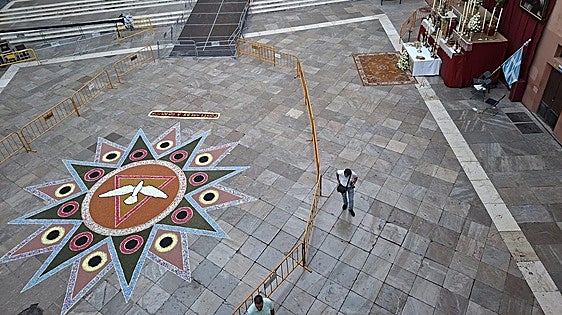 Una espectacular alfombra de 2.000 claveles para el paso del Santísimo por Granada