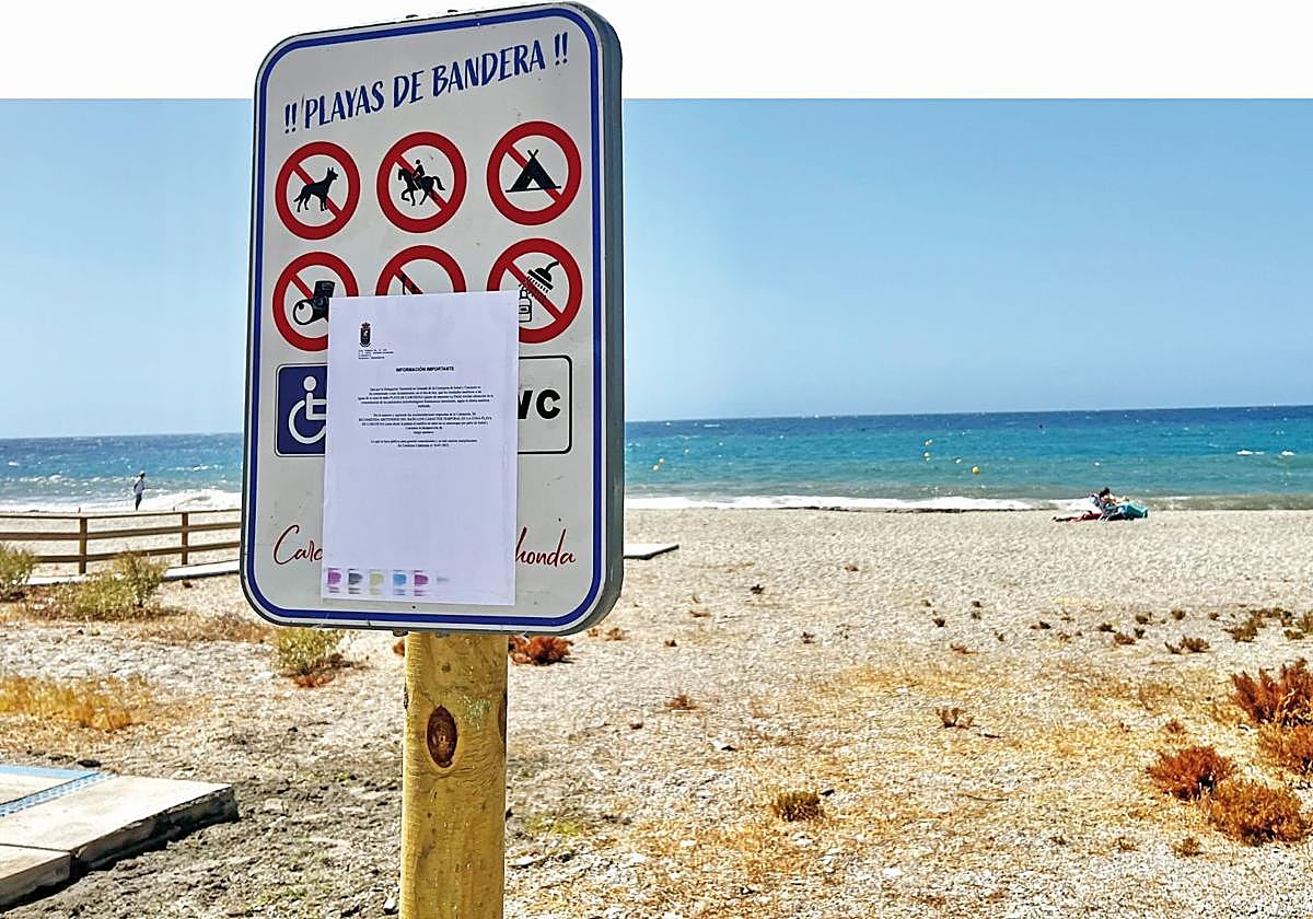 Cartel de restricción al baño el verano pasado en la playa de Carchuna.