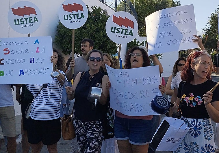 Las familias de los colegios Nuestra Señora de los Angustias y Mariana Pineda de Huétor Tájar exigen cocinas propias.