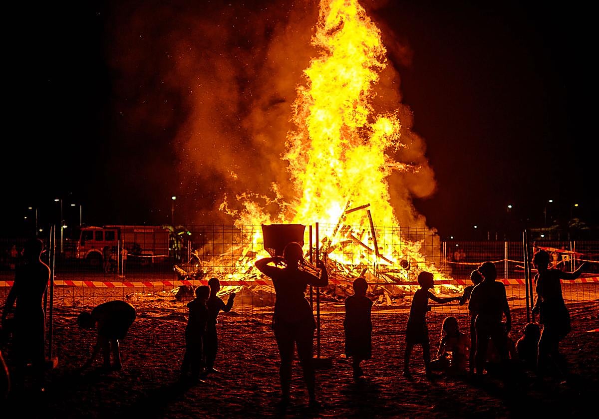 Una de las hogueras de las fiestas de San Juan en el litoral granadino.
