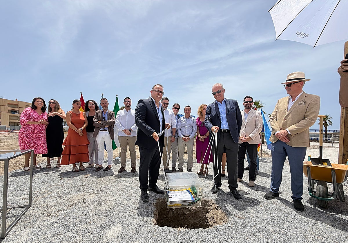 El alcalde de la localidad, Juan José Ruiz Joya coloca la primera piedra.