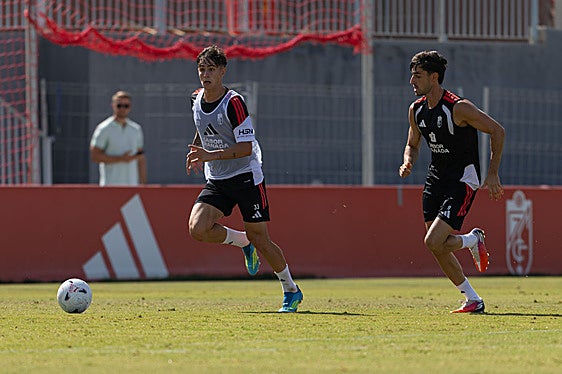 El Granada entrena a puerta abierta con Manu Lama como estrella
