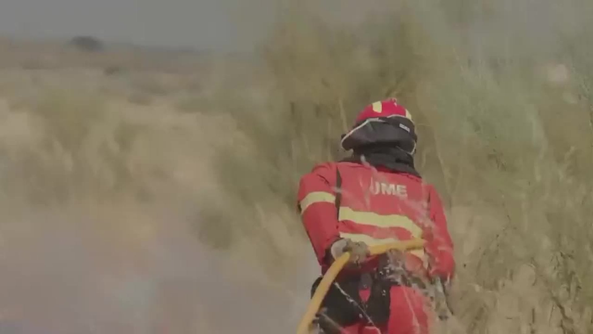 La bajada de temperatura y el viento favorece la lucha contra el fuego en Madrid y Ávila