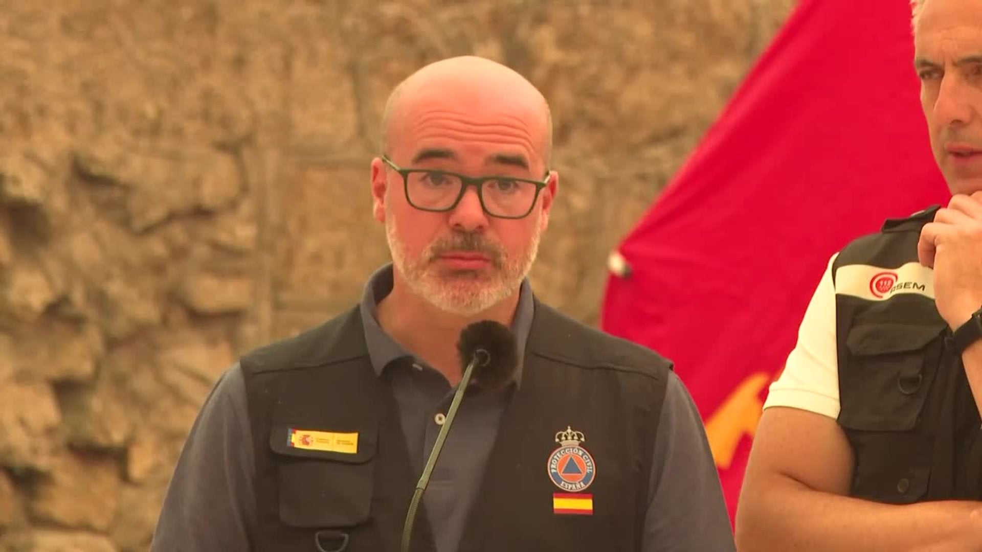 El incendio obliga a evacuar Cenicientos (Madrid) y a desmantelar el Puesto de Mando