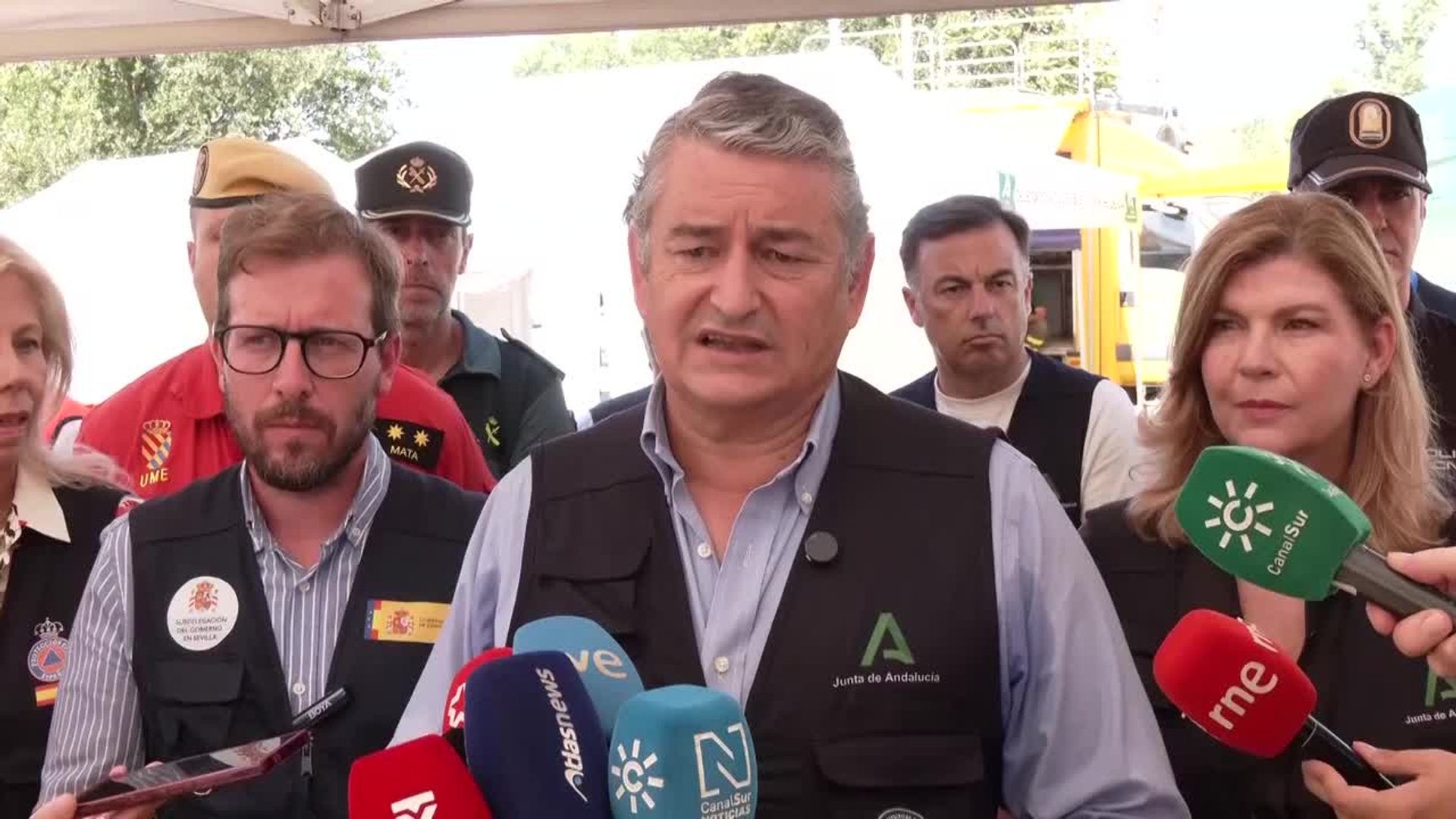 La evolución favorable del incendio en Niebla permite la vuelta a casa de 60 desalojados