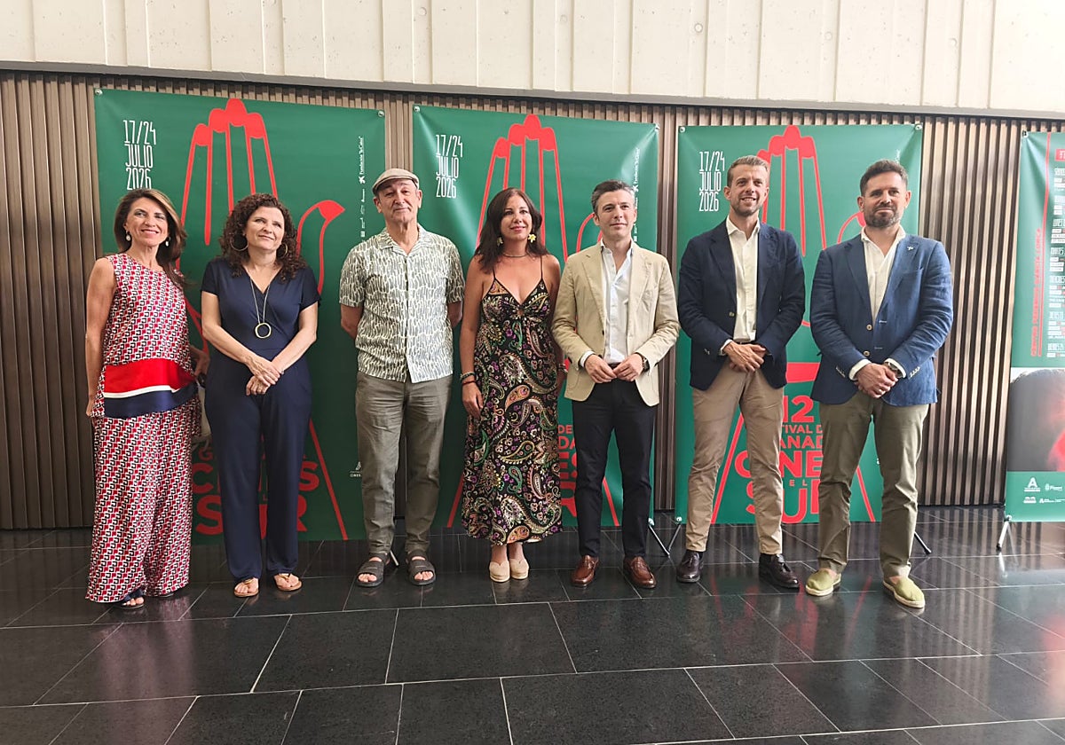 Sánchez-Montes, director de Cines del Sur, con representantes institucionales, en la lectura del palmarés en el Centro Lorca.