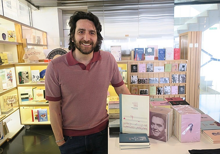 El editor Marcos Almendros, junto con la nueva 'criatura' de su sello, en el Centro Lorca.