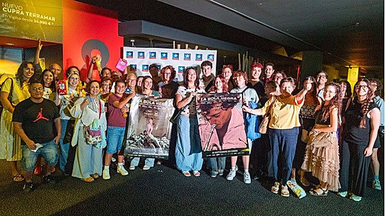 Locura en Granada por el estreno de 'La bola negra': colas y salas llenas para ver lo nuevo de Los Javis