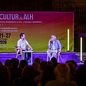 Martínez y Trueba, en el transcurso de su charla.
