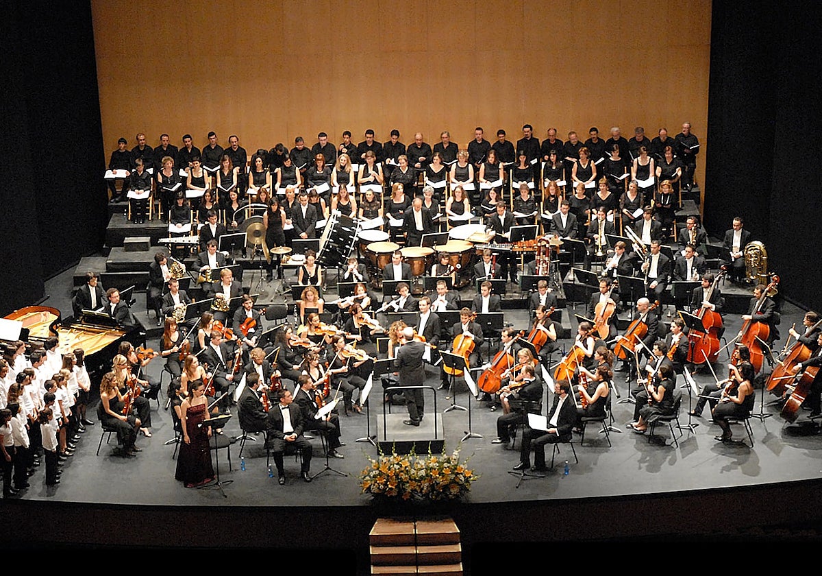 La Orquesta Ciudad de Almería (OCAL) durante un concierto sinfónico.