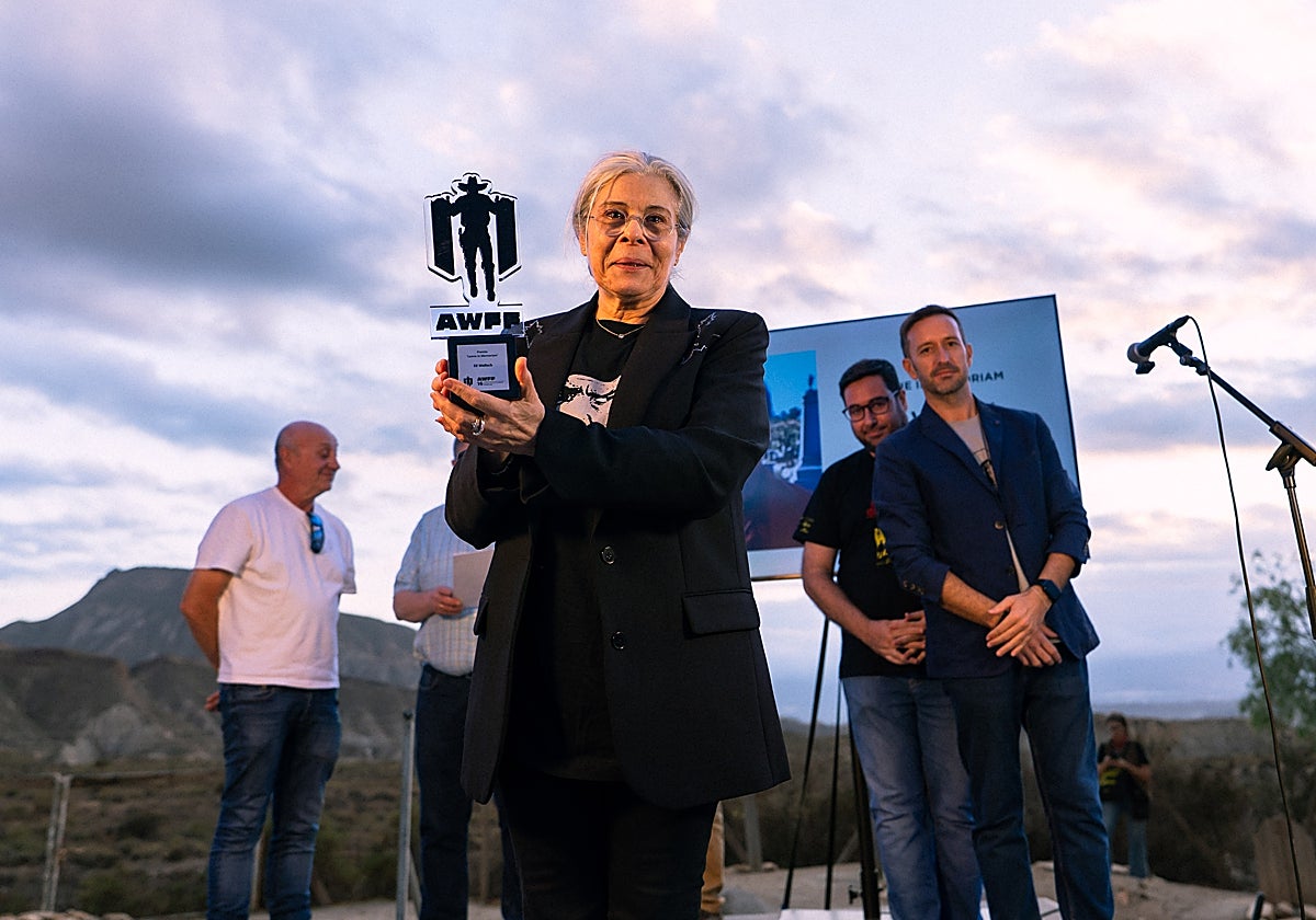 La hija del actor Eli Wallach, con el premio de homenaje al entrañable Tuco.