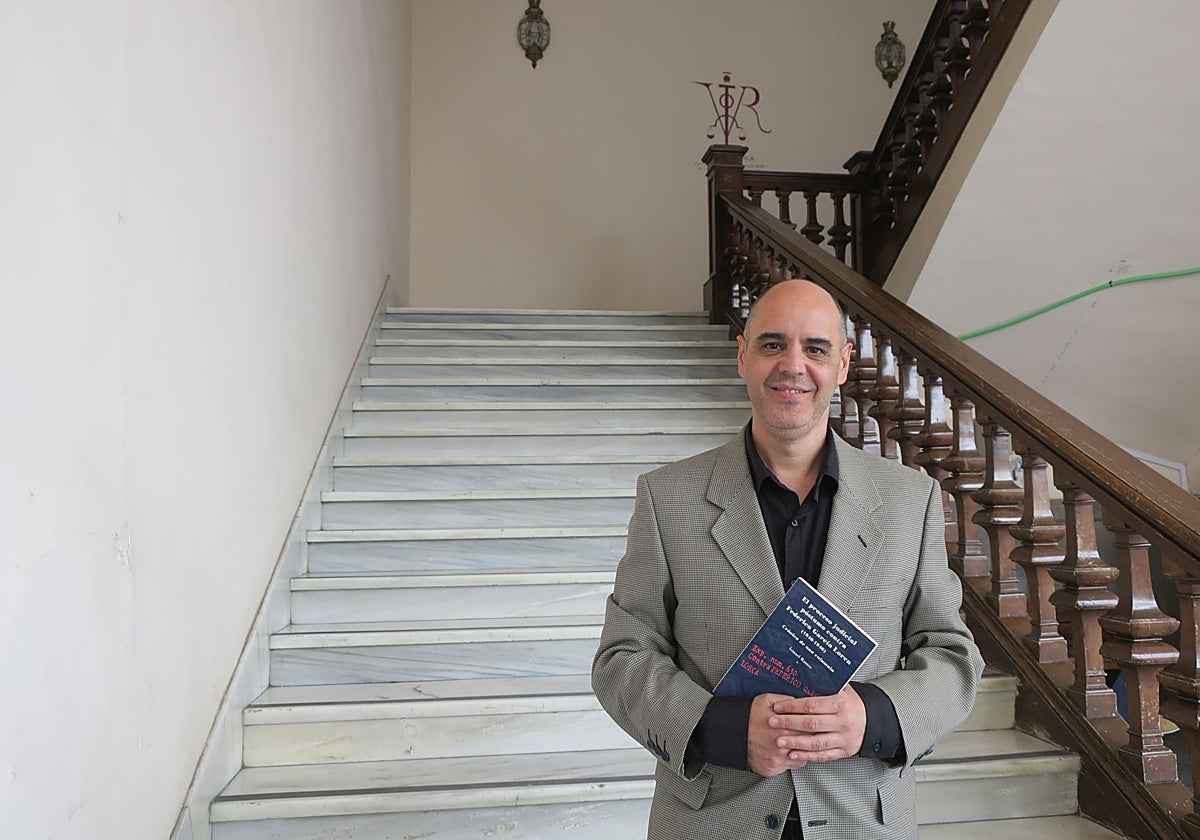 Ismael Ramos, con su libro en la Facultad de Derecho, sede del Gobierno Civil en agosto de 1936.