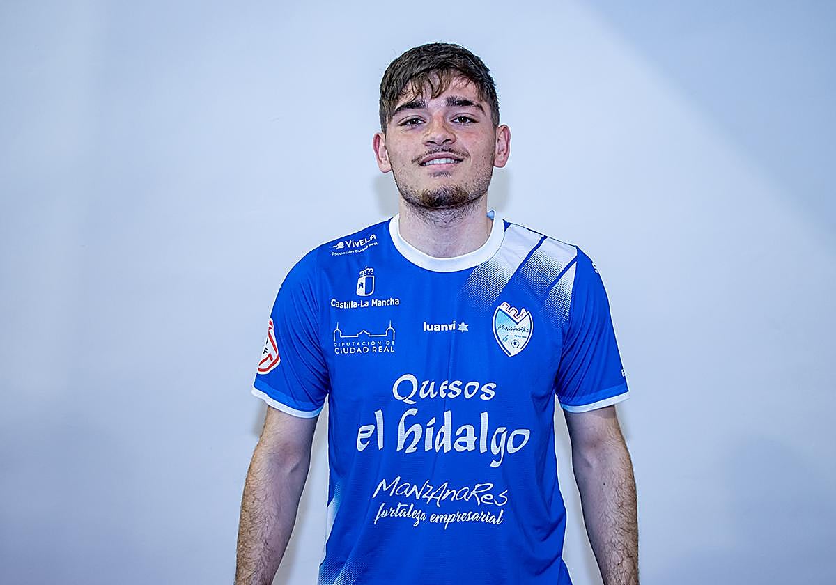 Valladares posa con la camiseta del Manzanares.