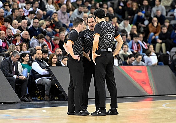 Trío arbitral del más polémico partido del Covirán en Liga Endesa, con Iyán González a la izquierda.