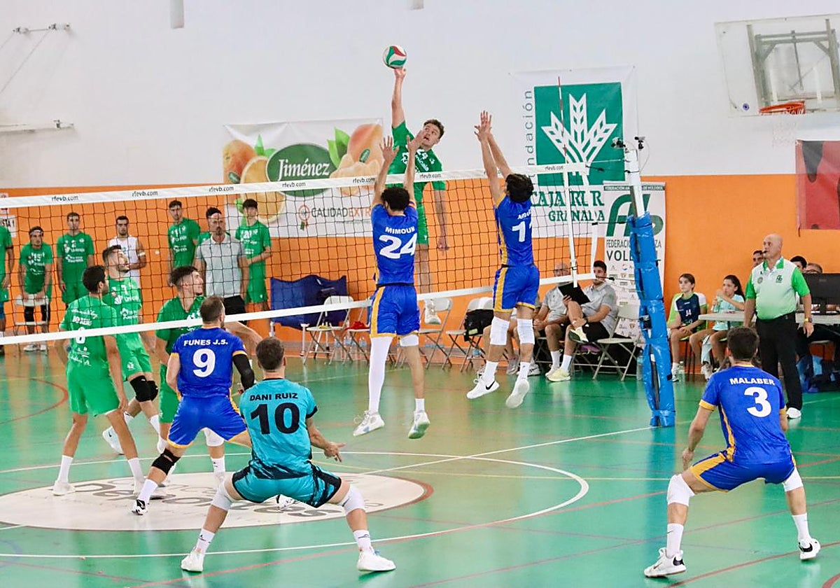 Clay Wieter supera el bloqueo de Mimoun y Arquez.
