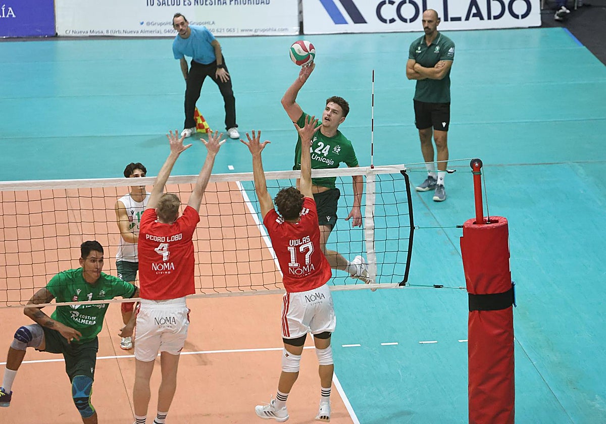Clay Dieter Supera el bloqueo de Pedro Lobo y de Tiago Violas.