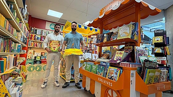 Una librería de barrio resiste ante las plataformas en Almuñécar y Motril