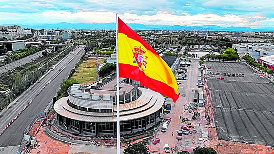La gigantesca bandera de la Fórmula 1 de Madrid es 'made in Granada'