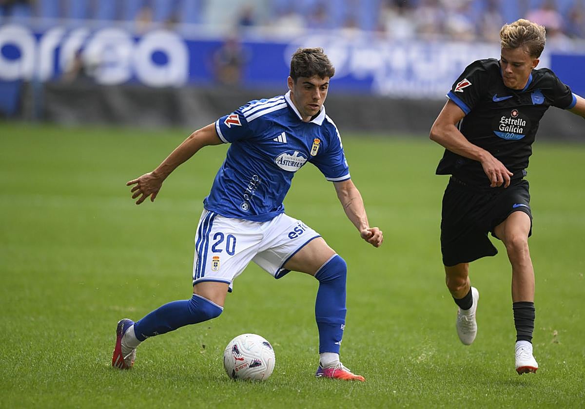 Pablo Sáenz escapa de un rival durante la pretemporada con el Oviedo.