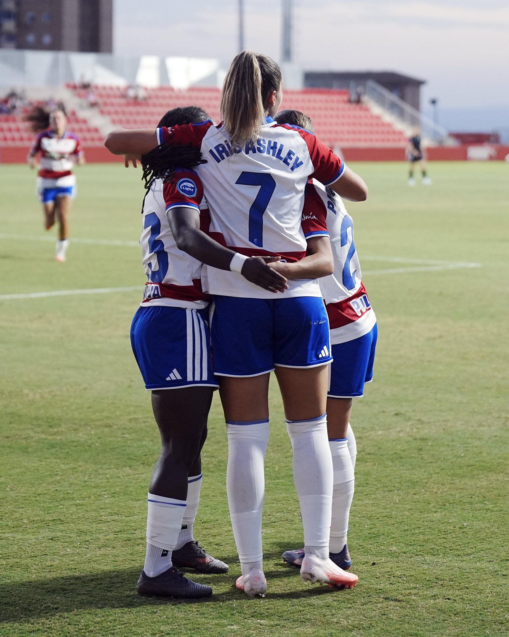 Iris Ashley permite al Femenino volver a casa con una sufrida victoria