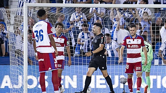 Germán Cid ve falta en la acción de Lama y 'pasa' en la de Arnaiz al inicio