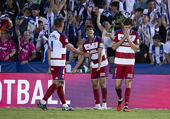 Jugadores del Granada lamentan uno de los goles encajados en Leganés.